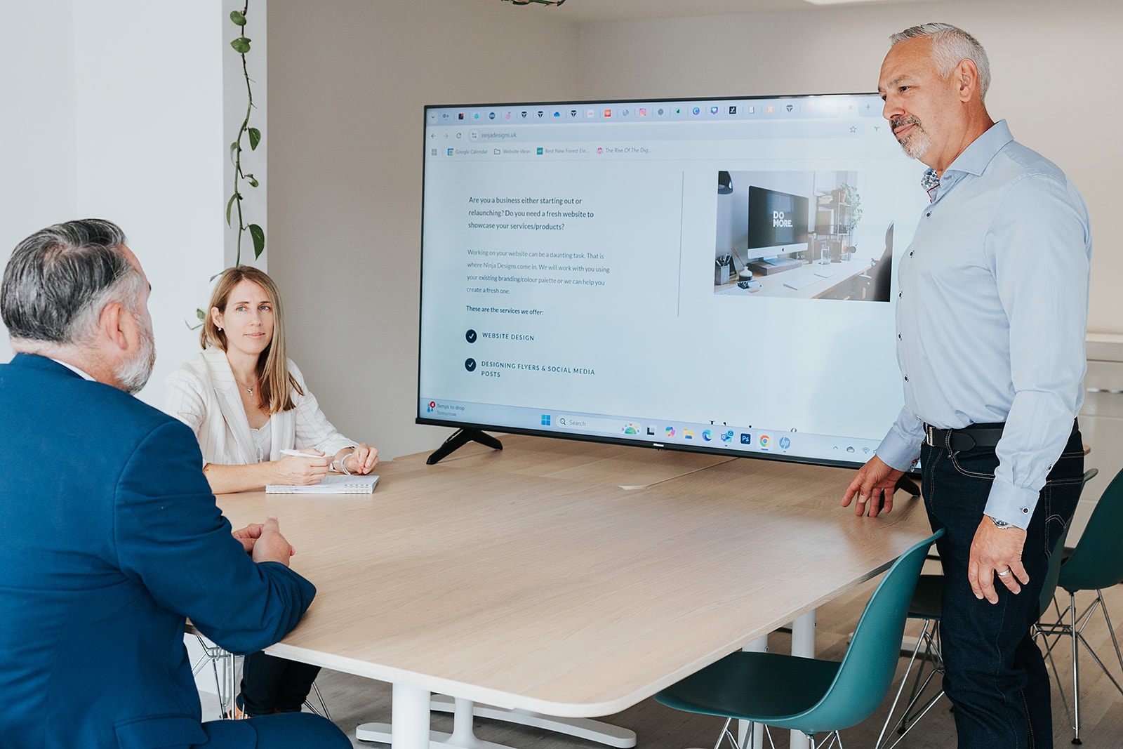 Ninja Designs meeting to dicuss web design with business owner in Romsey, Hampshire